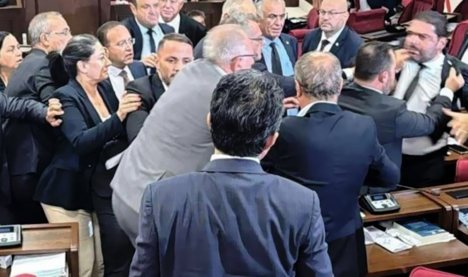 KKTC’de meclis başkanlığı krizi: Milletvekilleri arasında arbede çıktı