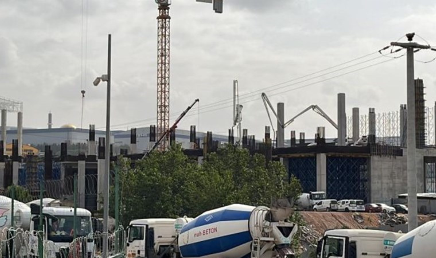 Kocaeli’de inşaatta platformdan düşen 2 işçi yaralandı