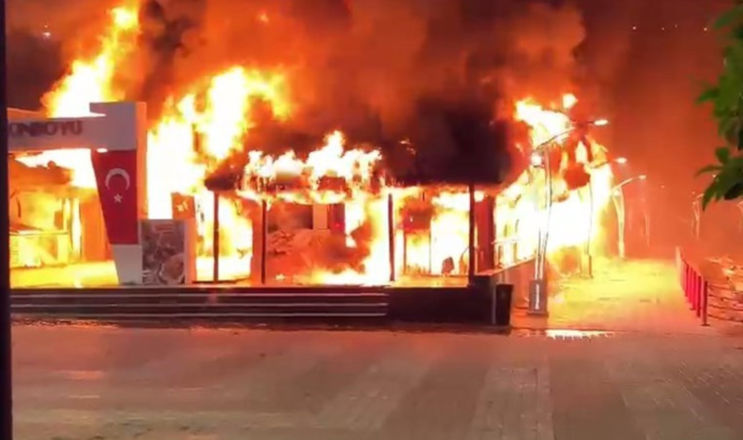 Kocaeli’nde restoranda yangın paniği: Kullanılamaz hale geldi