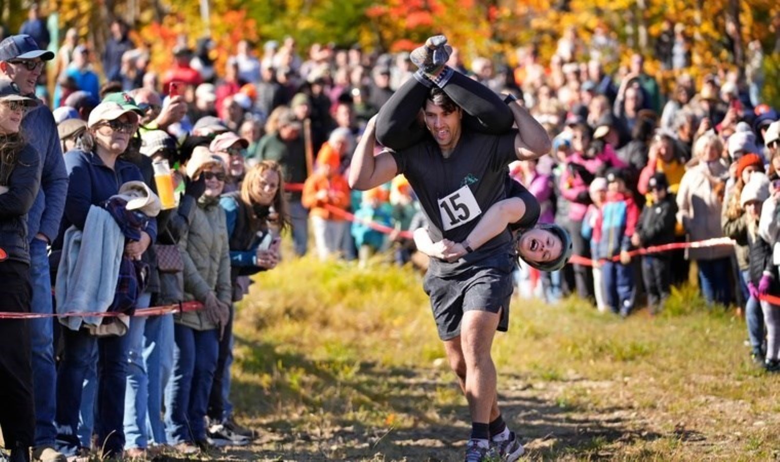 Kökeni Fin efsanesine dayanıyor: ‘Eş Taşıma Şampiyonası’nda çiftler kıyasıya yarıştı!