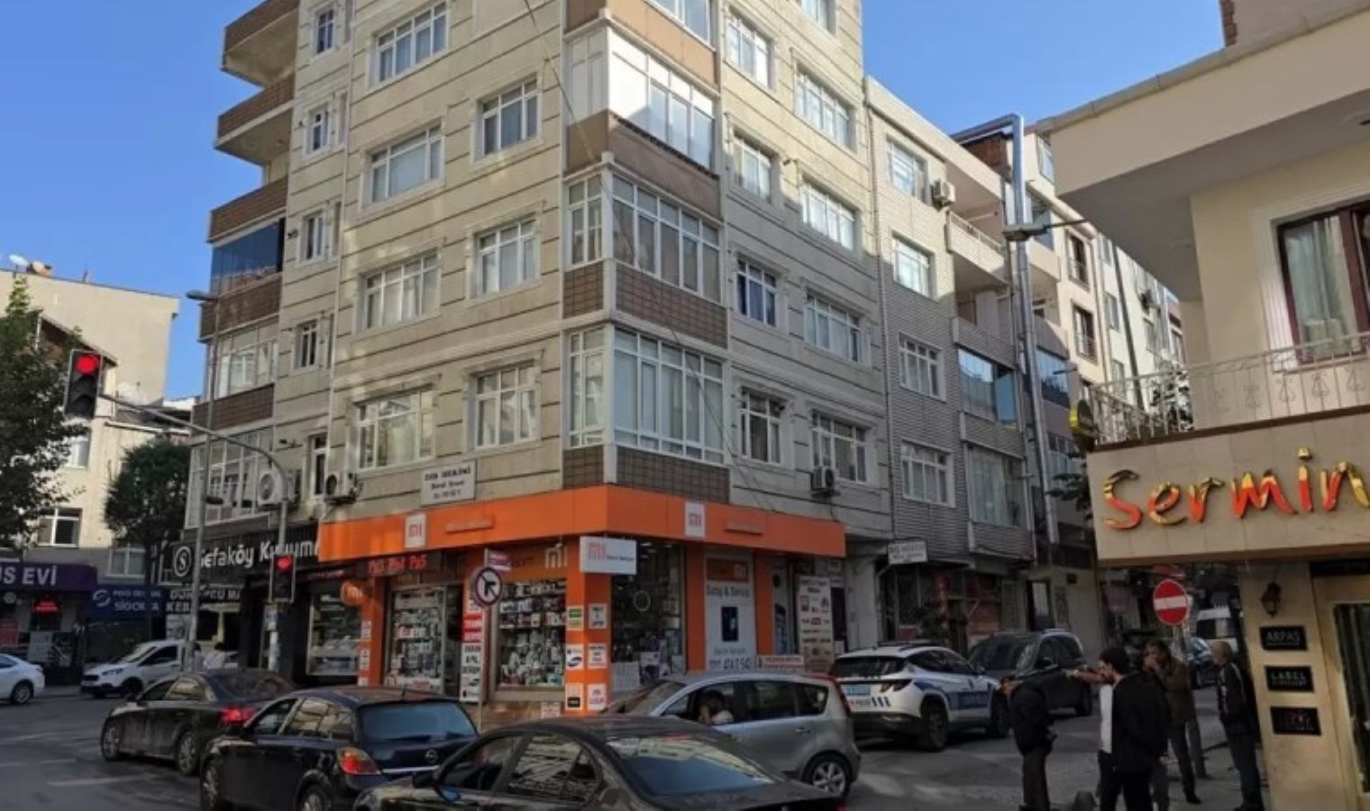 Küçükçekmece’de kolonlarında çatlak oluşan binanın tahliye edilmesine karar verildi