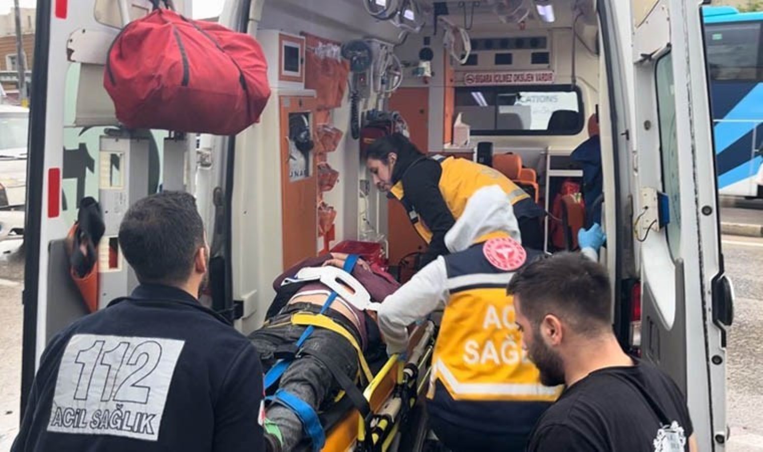 Kuryeye çarpmamak için manevra yaptı, önce 4 araca, sonra kuryeye çarptı