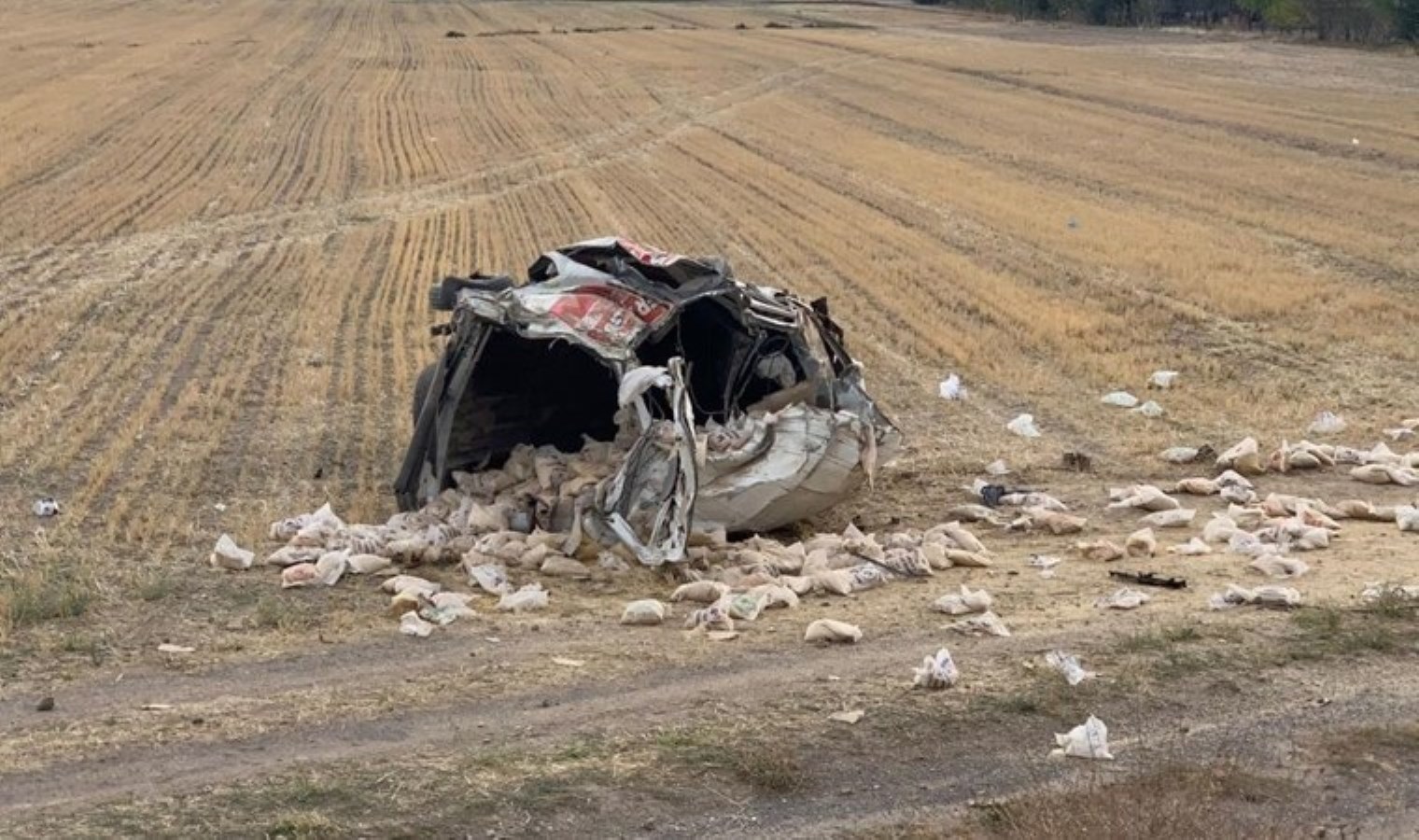 Lastiği patlayan minibüs şarampole devrildi: 2 yaralı