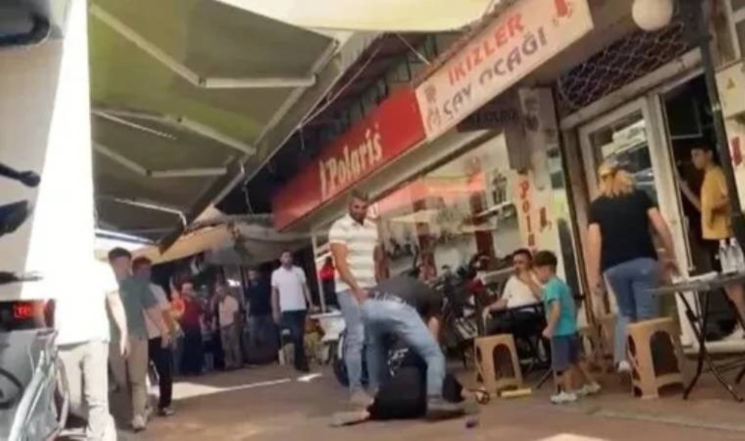 Manisa’da birlikte yaşadığı kadını sokakta darbeden erkek serbest