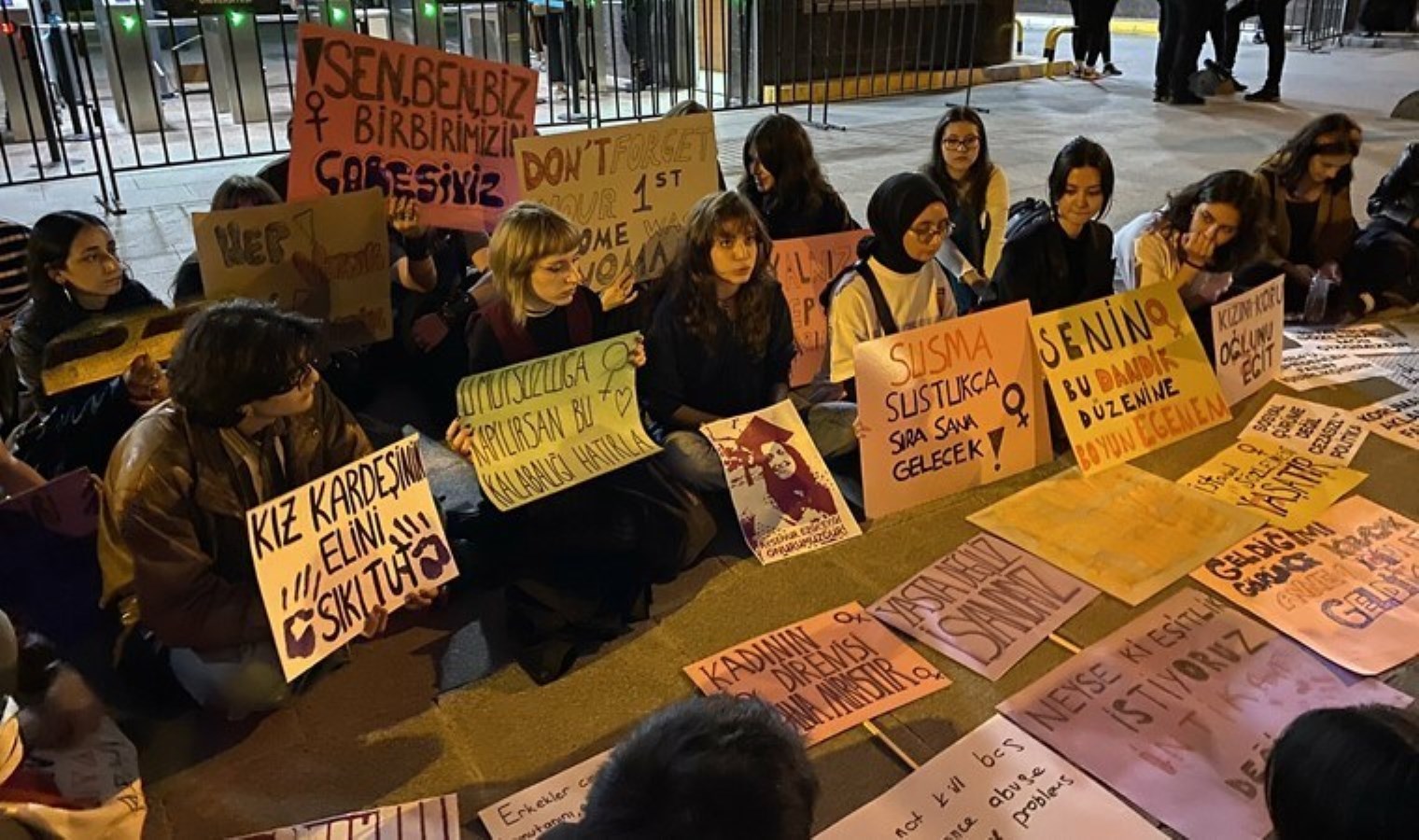 Marmara Üniversitesi Göztepe Kampüsü önünde kadın cinayetlerini protesto eyleminde 4 genç gözaltına alındı