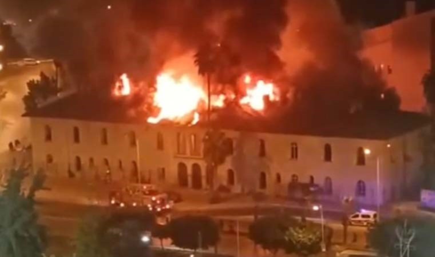 Mersin’de tarihi Halk Kütüphanesi alevlere teslim oldu