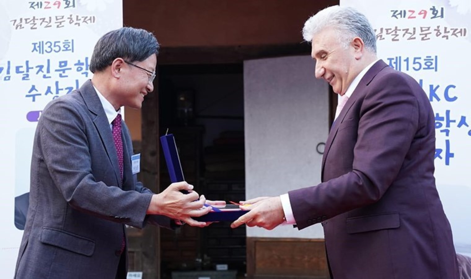 Metin Turan’a Uluslararası Edebiyat Ödülü verildi