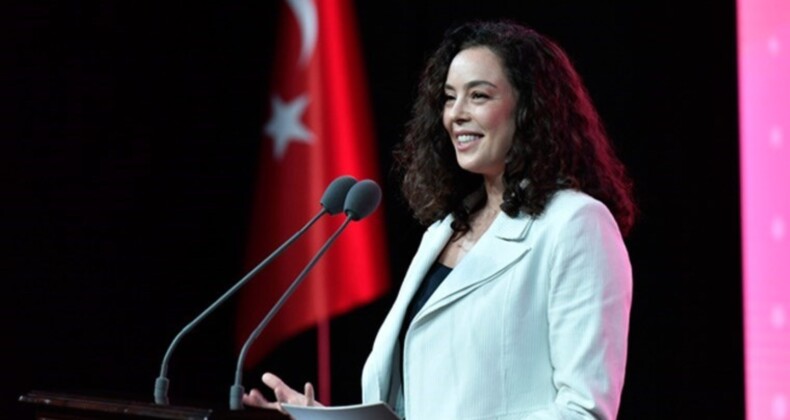 ‘Normal Doğum Eylem Planı Tanıtım Toplantısı’na katıldığı için eleştirilmişti: Azra Akın’dan açıklama geldi