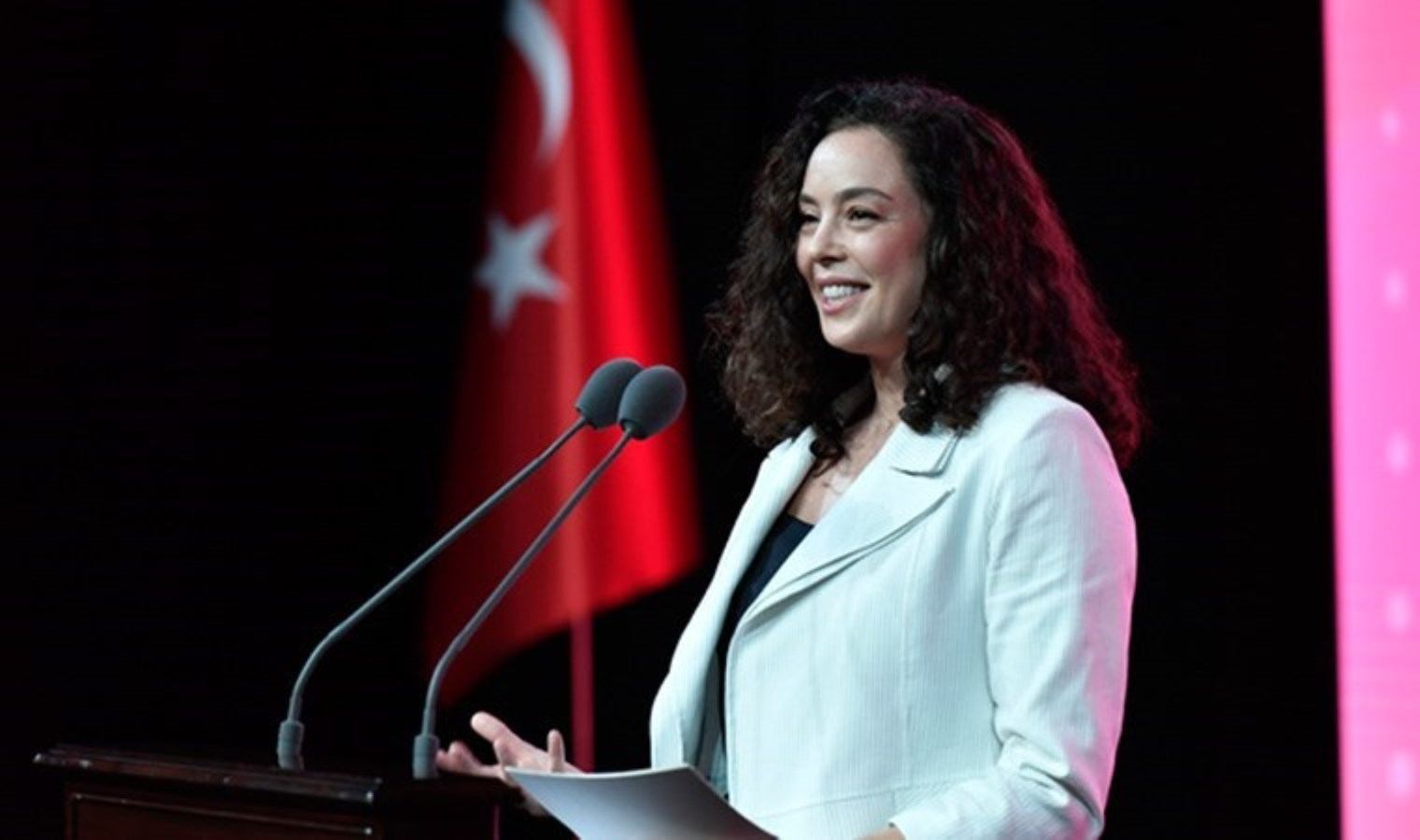 ‘Normal Doğum Eylem Planı Tanıtım Toplantısı’na katıldığı için eleştirilmişti: Azra Akın’dan açıklama geldi