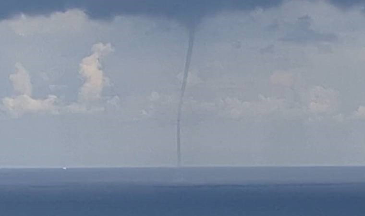 O anlar kameraya yansıdı: Zonguldak’ta hortum paniği!