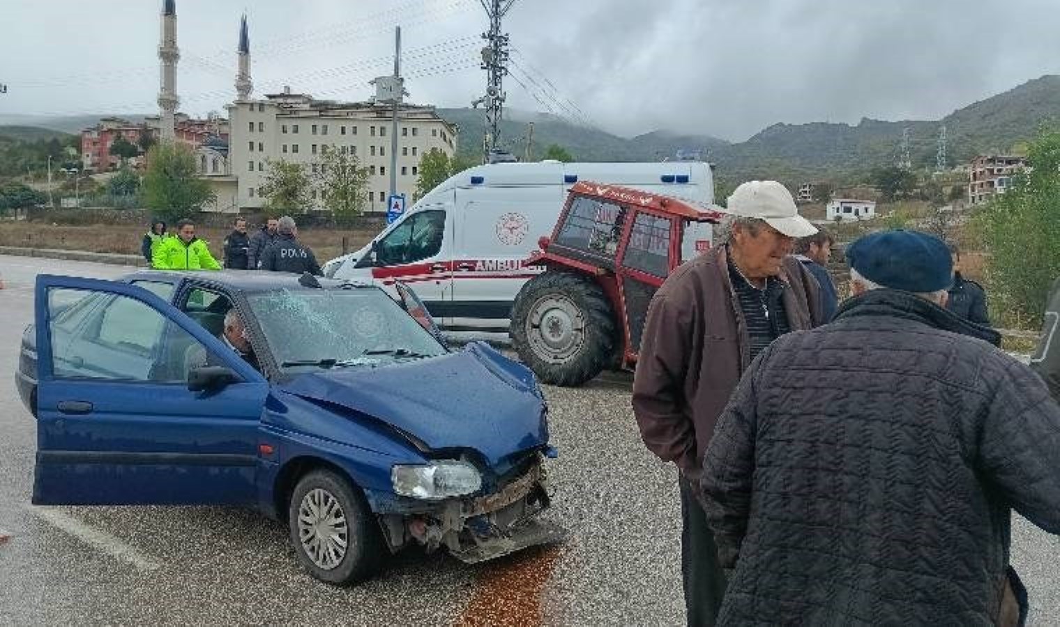 Otomobil ile traktör çarpıştı: Yaralılar var!