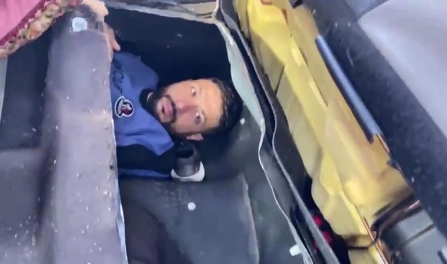 Otomobilin gizli bölmesinde 2 kaçak göçmen yakalandı