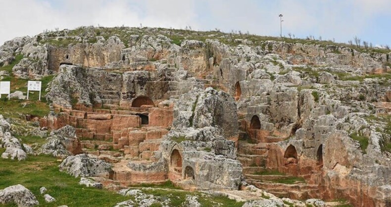 Perre Antik Kenti’ndeki tokalaşma anıtı ve yazıtı 5 bin ziyaretçiyi ağırladı