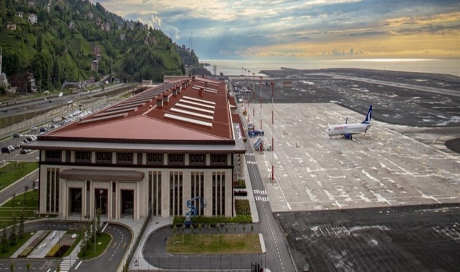 Rize-Artvin Havalimanı’nda panik anları: Piste düşen yıldırımı gördü, şoka girdi