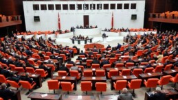 Saadet Partisi’nin ‘yenidoğan çetesi’ skandalına ilişkin verdiği önerisi AKP ve MHP oylarıyla reddedildi