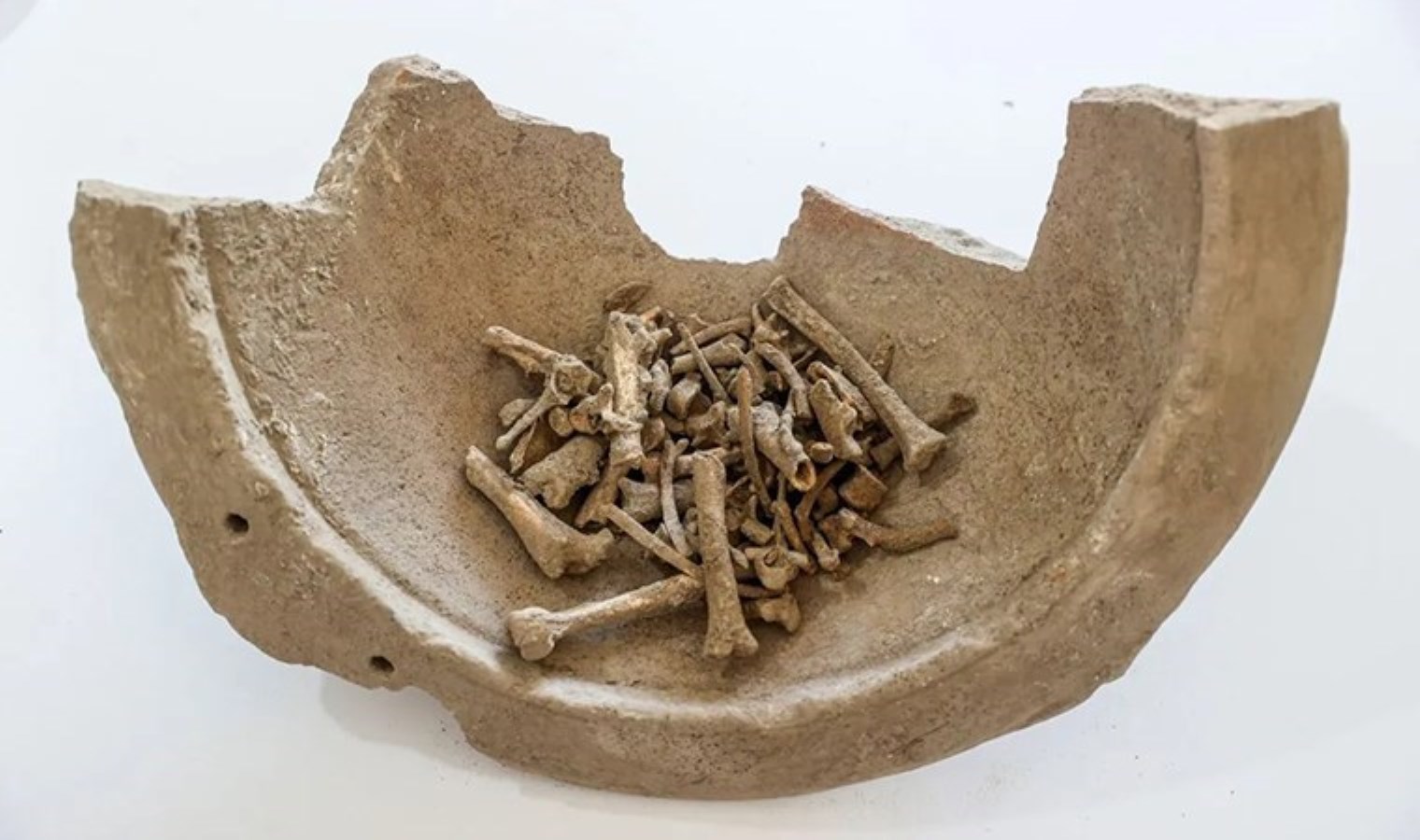 Savatra’da kuyu mezarlarda bulunan toprak kaplardan bebek kemikleri çıktı