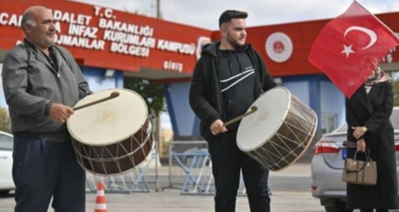 Şehit yakınları, FETÖ elebaşı Gülen’in ölüm haberini davul ve zurna eşliğinde kutladı