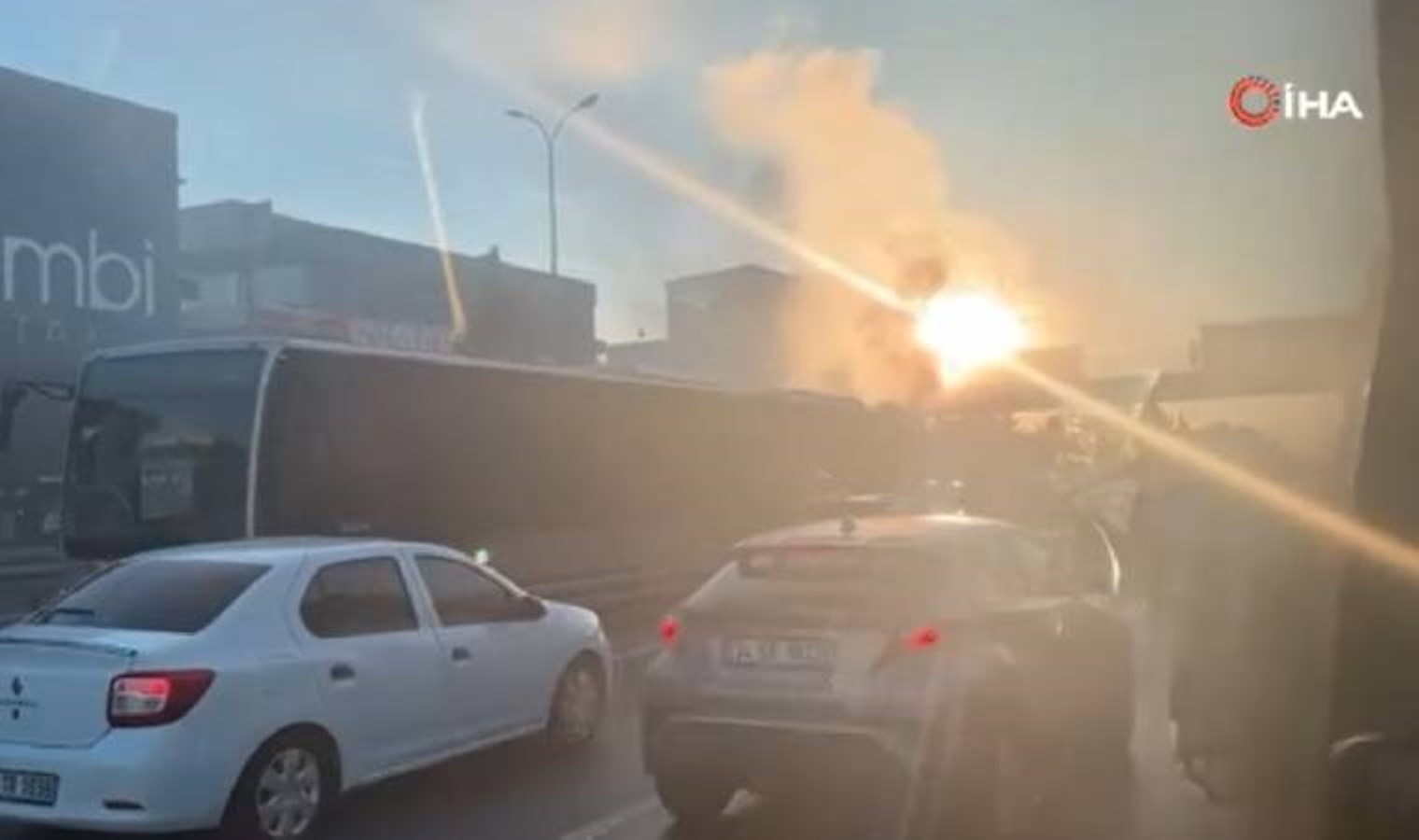 Son dakika… Avcılar’da metrobüs yangını!