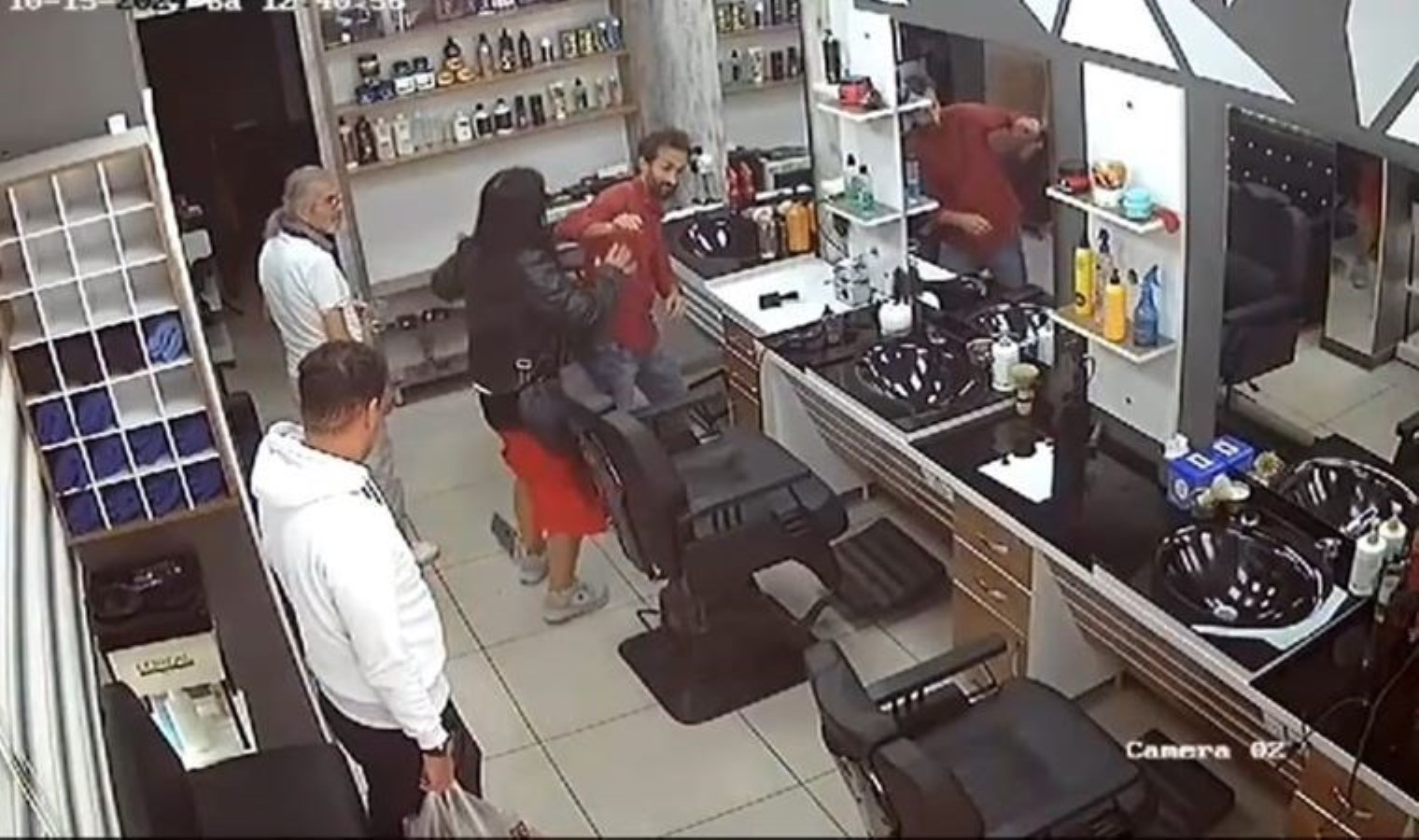 Sosyal medyada gündem olan görüntü: Eski kocasının iş yerini basıp darbetti