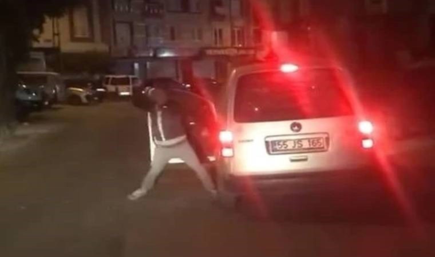 Tartıştığı adamın aracına jop ile saldırdı