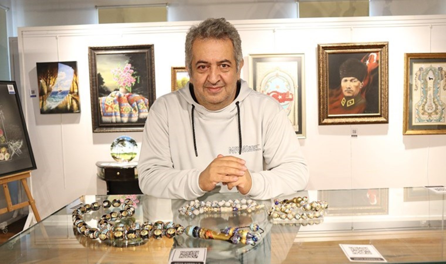 Tespih tanelerini mikro sanatla şahesere çeviriyor