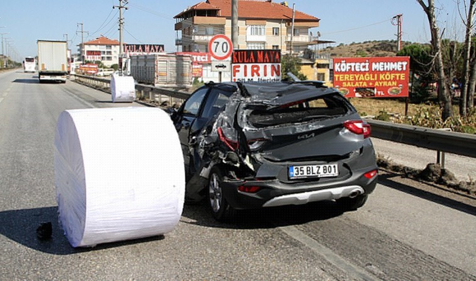TIR’dan savrulan ‘kağıt bobini’ otomobilin üzerine düştü