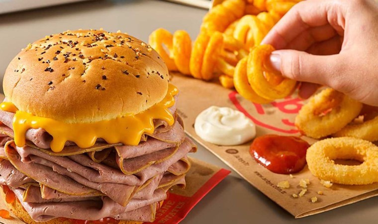 Türkiye’deki AVM’lerde şubesi olan ünlü hamburger zincirinden ‘sağlık’ skandalı! Bakanlık açıkladı: ‘Dana eti’ diye yedirmişler…