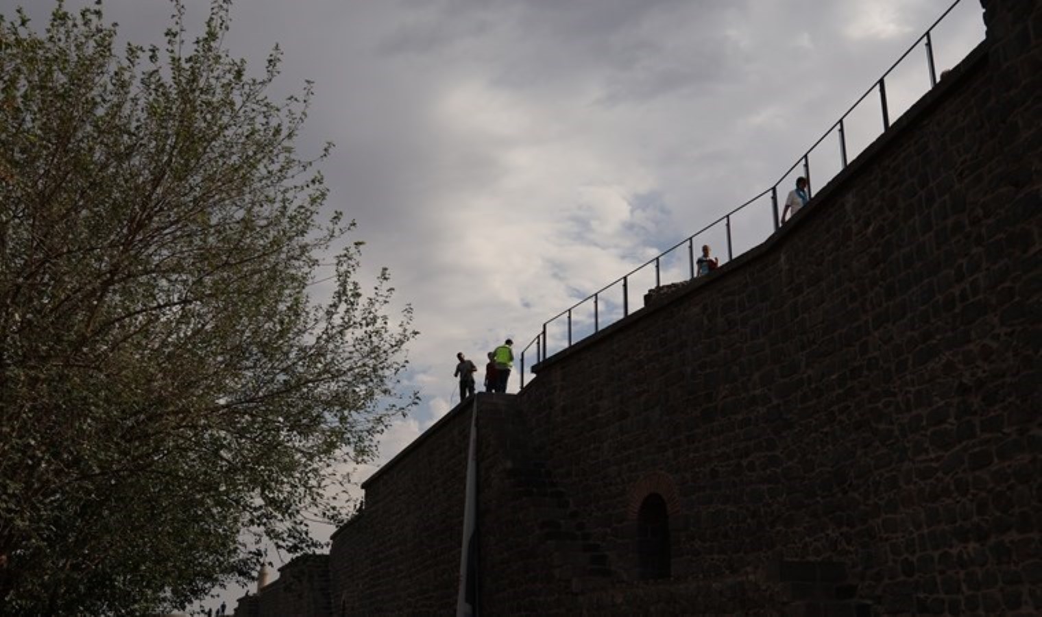 UNESCO listesindeki Diyarbakır Surları’na demir korkuluk takıldı