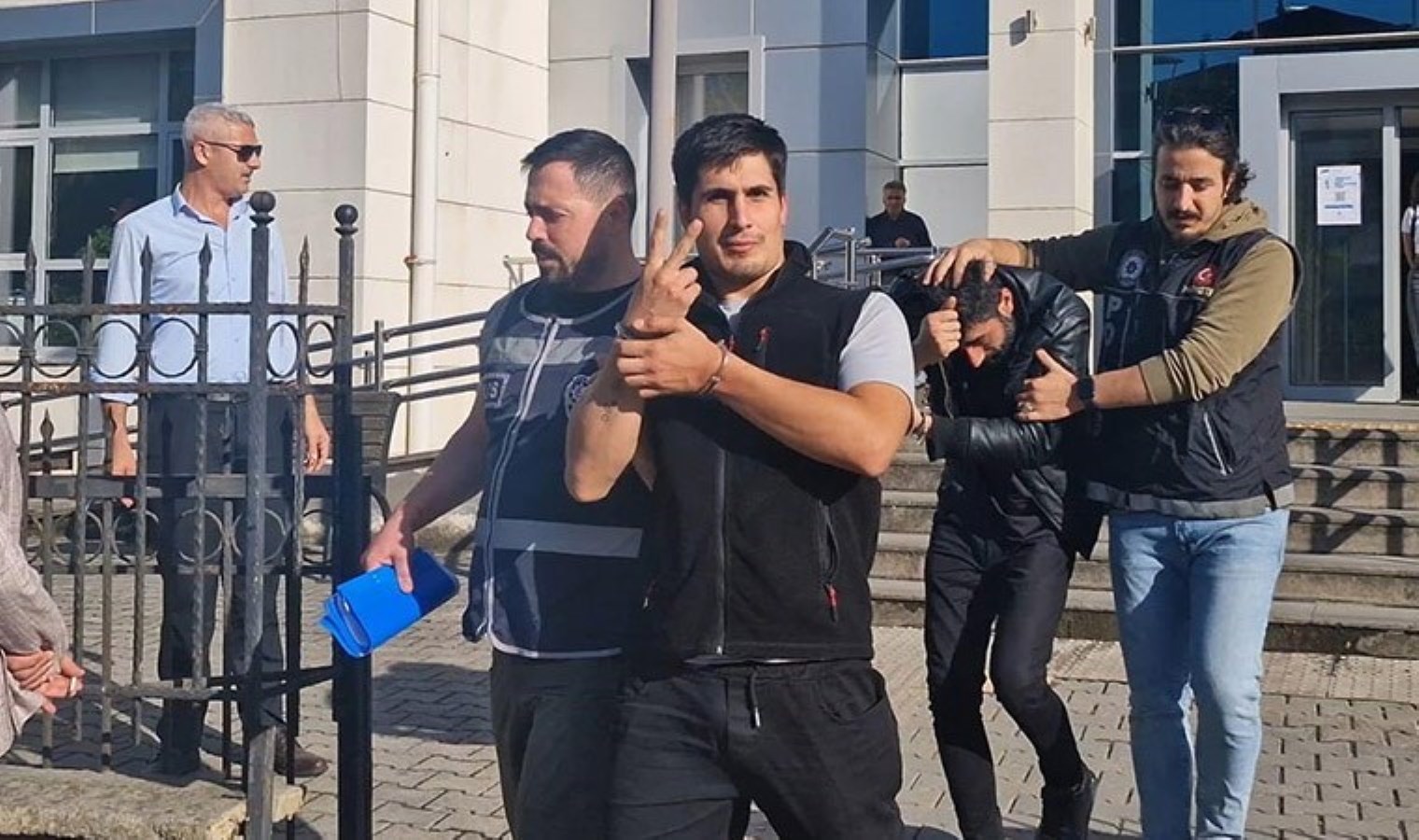 Uyuşturucudan tutuklandı: ‘Cezaevindeki arkadaşlarıma selam söylüyorum, bekleyin geliyoruz’ dedi