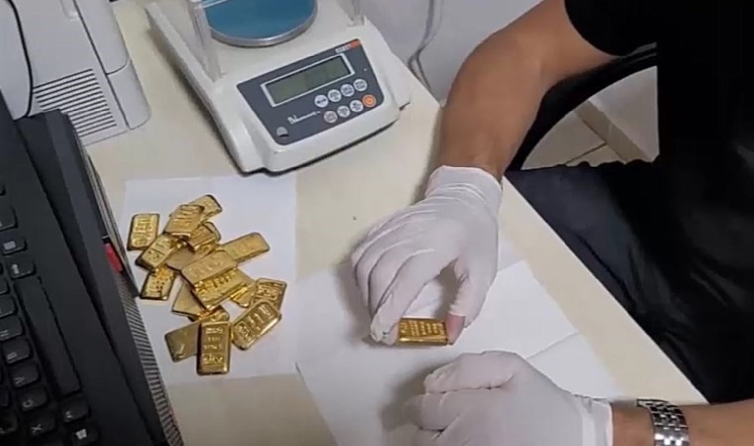 Vücutlarından ‘altın’ çıktı: Havalimanı çıkış noktasında durduruldular