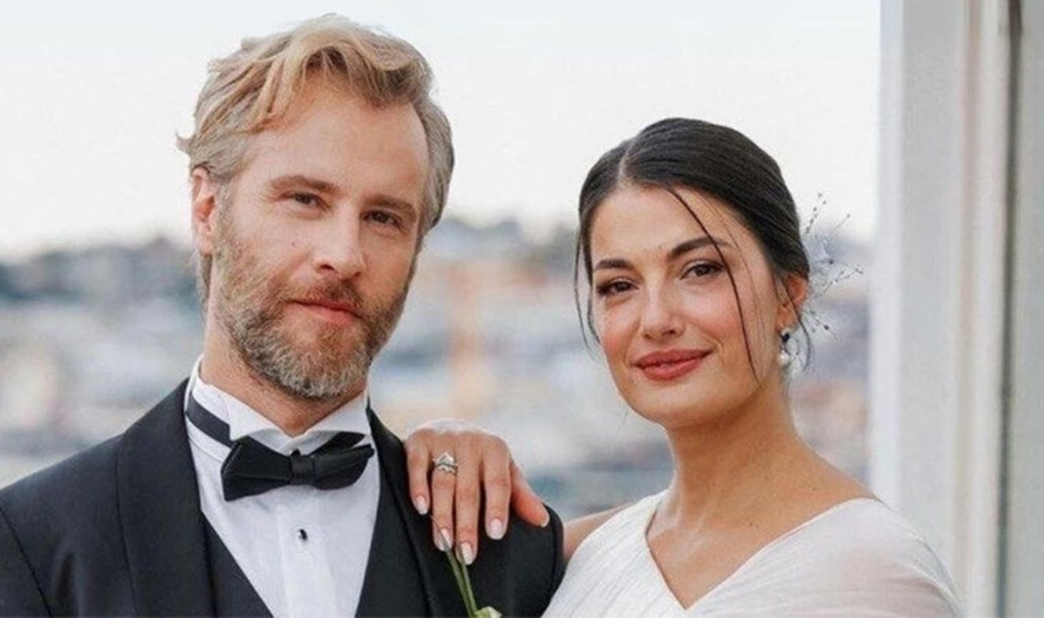 Yabancı Damat dizisindeki ‘Niko’ rolüyle ünlenen Özgür Çevik evlendi