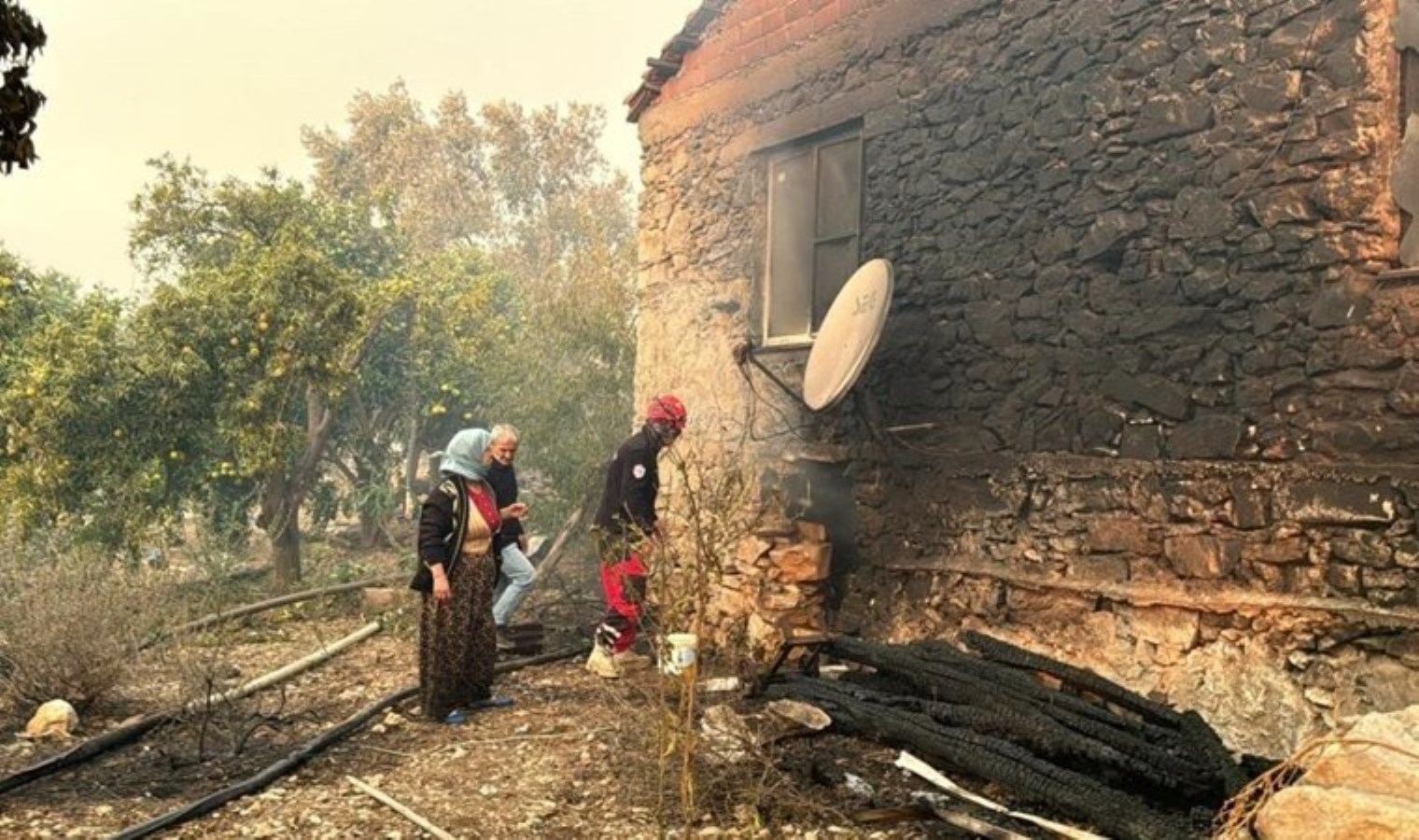 Yangında ekipleri gözyaşlarıyla izleyen kadın: ‘Evsiz, damsız kaldık’
