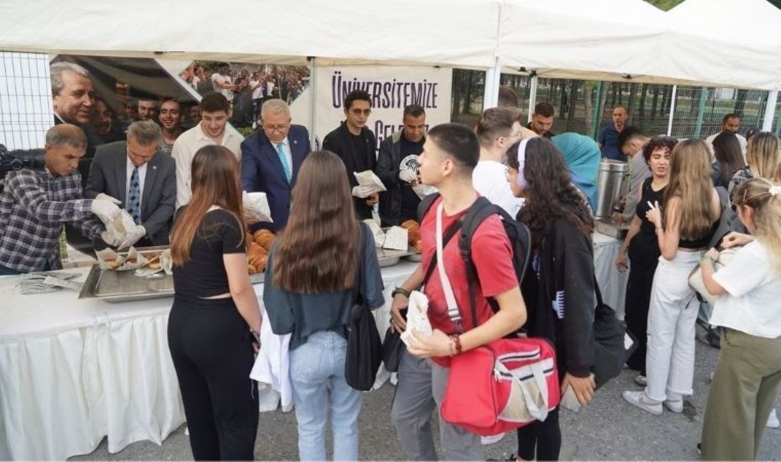 Yemeklere zam yap öğrencilere gevrek