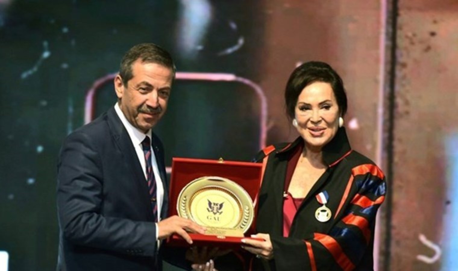 Yeşilçam efsanesi Türkan Şoray’a ‘fahri doktora’ ünvanı verildi