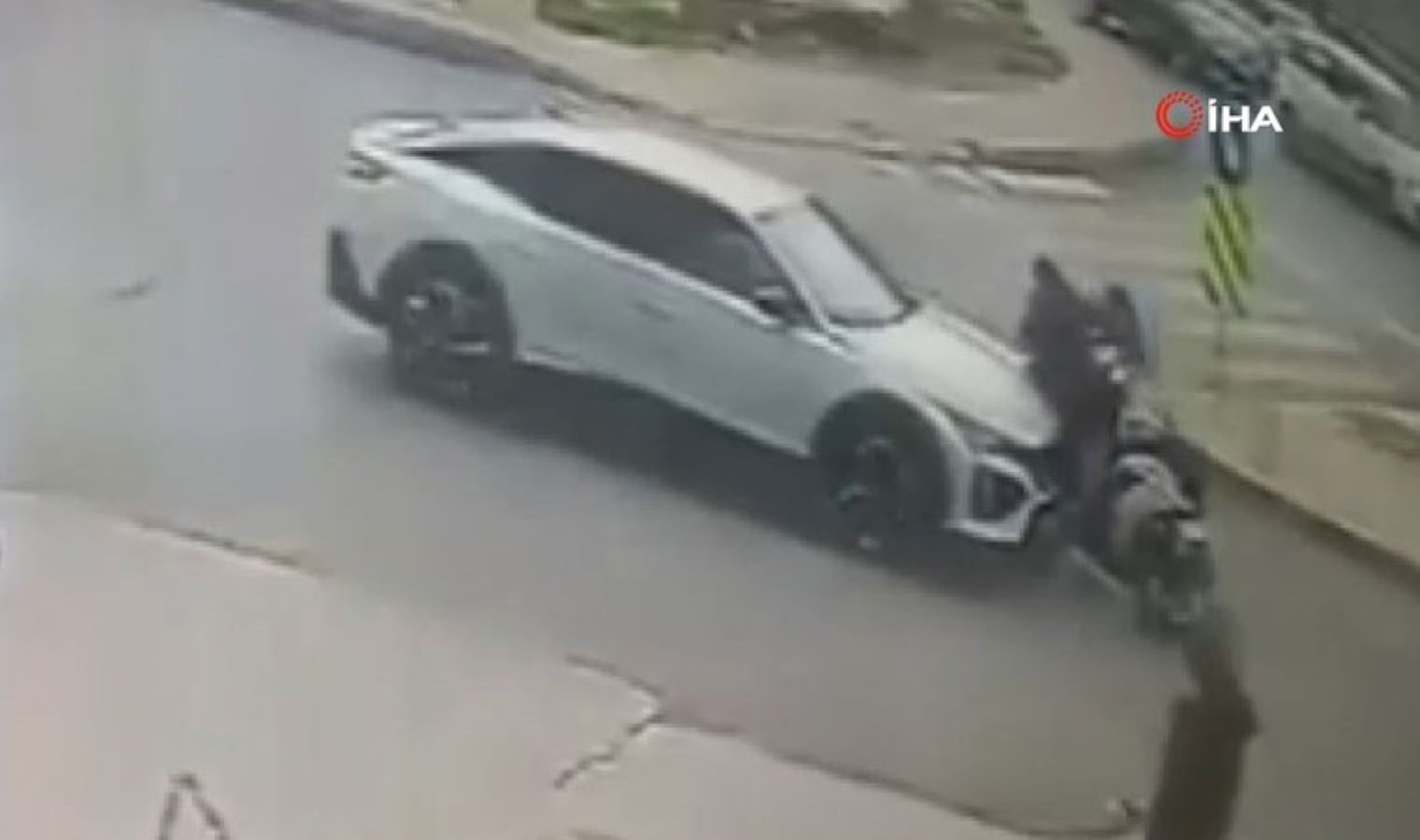 Yol tartışması yaşadığı motosikletlileri ezerek yoluna devam etti