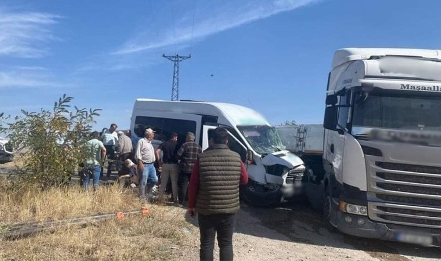 Yolcu minibüsü TIR’a çarptı: 11 yaralı