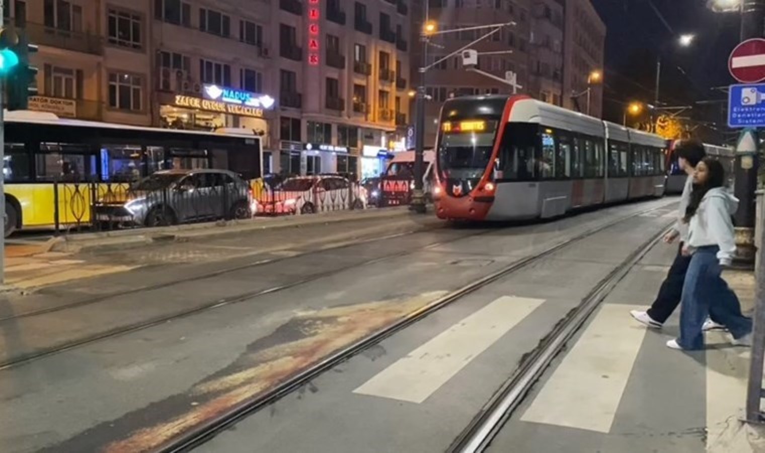 Yolun karşısına geçmeye çalışan kişiye tramvay çarptı!