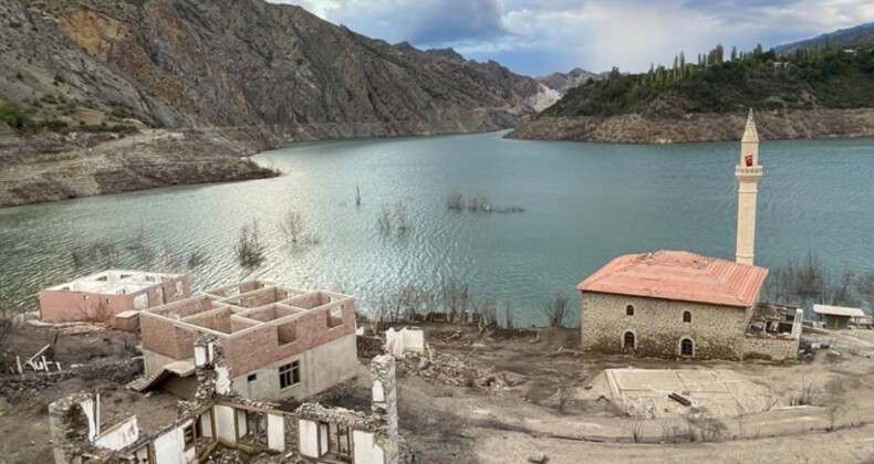 Yusufeli Barajı’nda sular çekildi… Köyler gün yüzüne çıktı