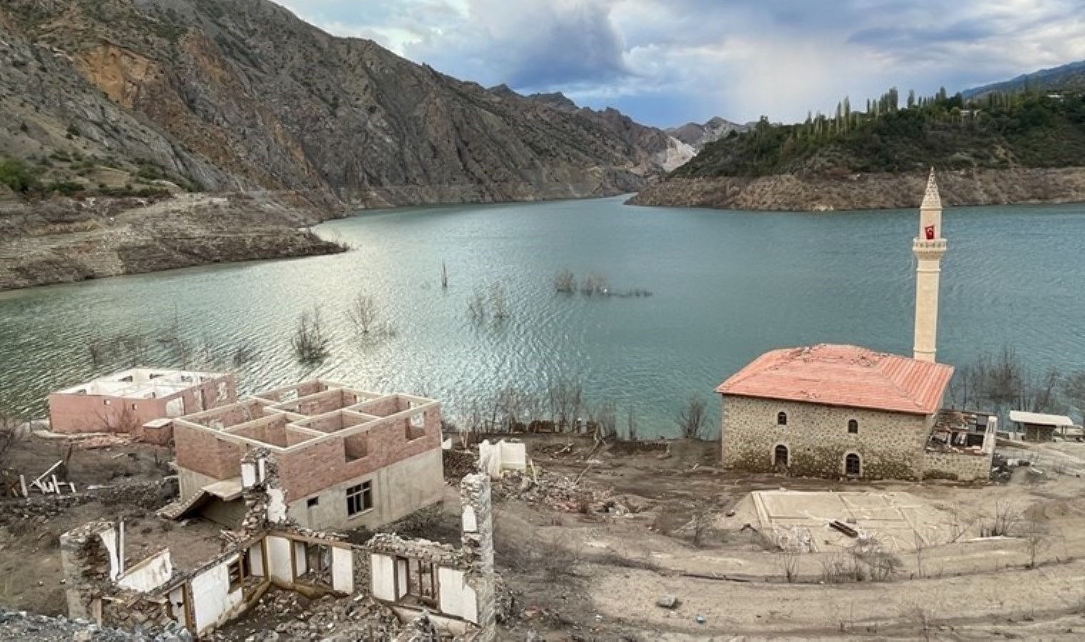 Yusufeli Barajı’nda sular çekildi… Köyler gün yüzüne çıktı