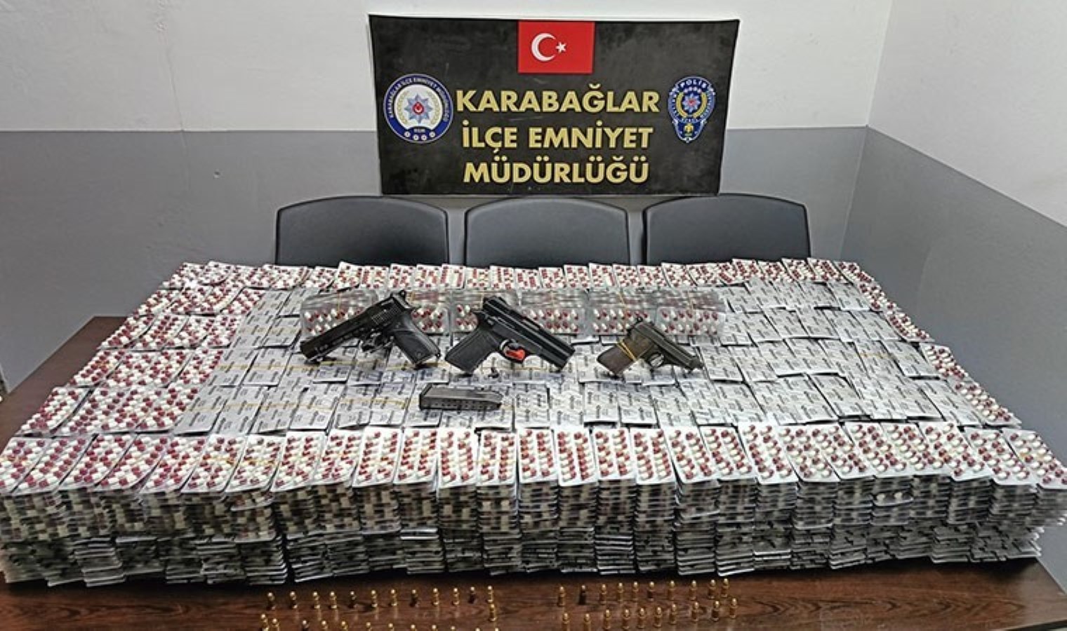 Zehir taciri Baba-oğul, bir araba dolusu uyuşturucu hapla yakalandı