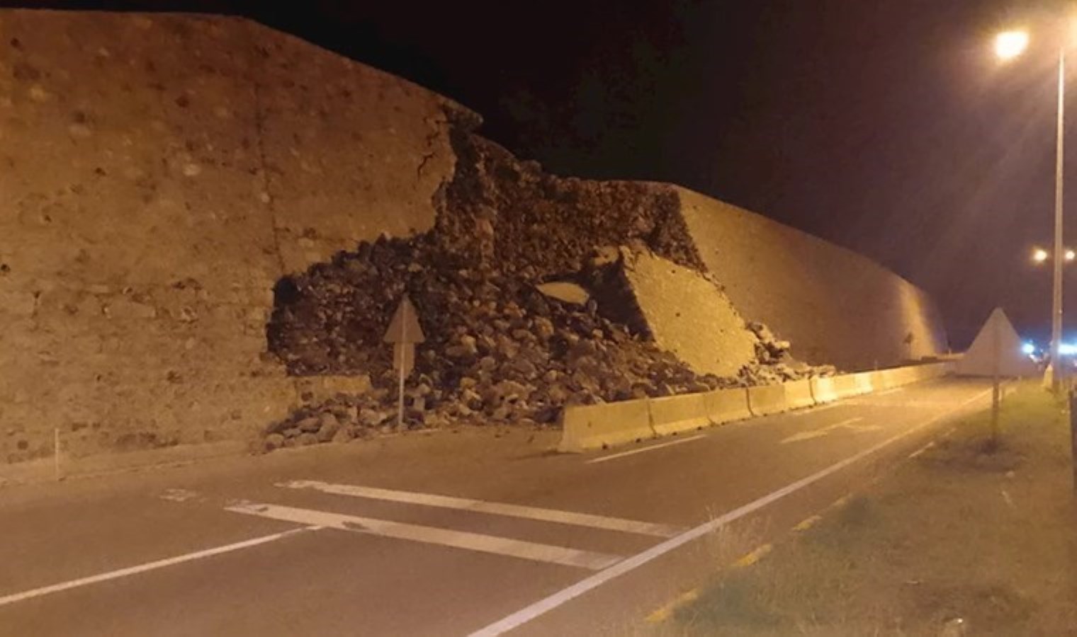 Zonguldak’ta faciadan dönüldü: Sağanak sonrası istinat duvarı çöktü