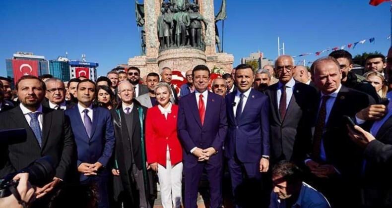 101. yıl gururu: Taksim’e çelenk bırakıldı