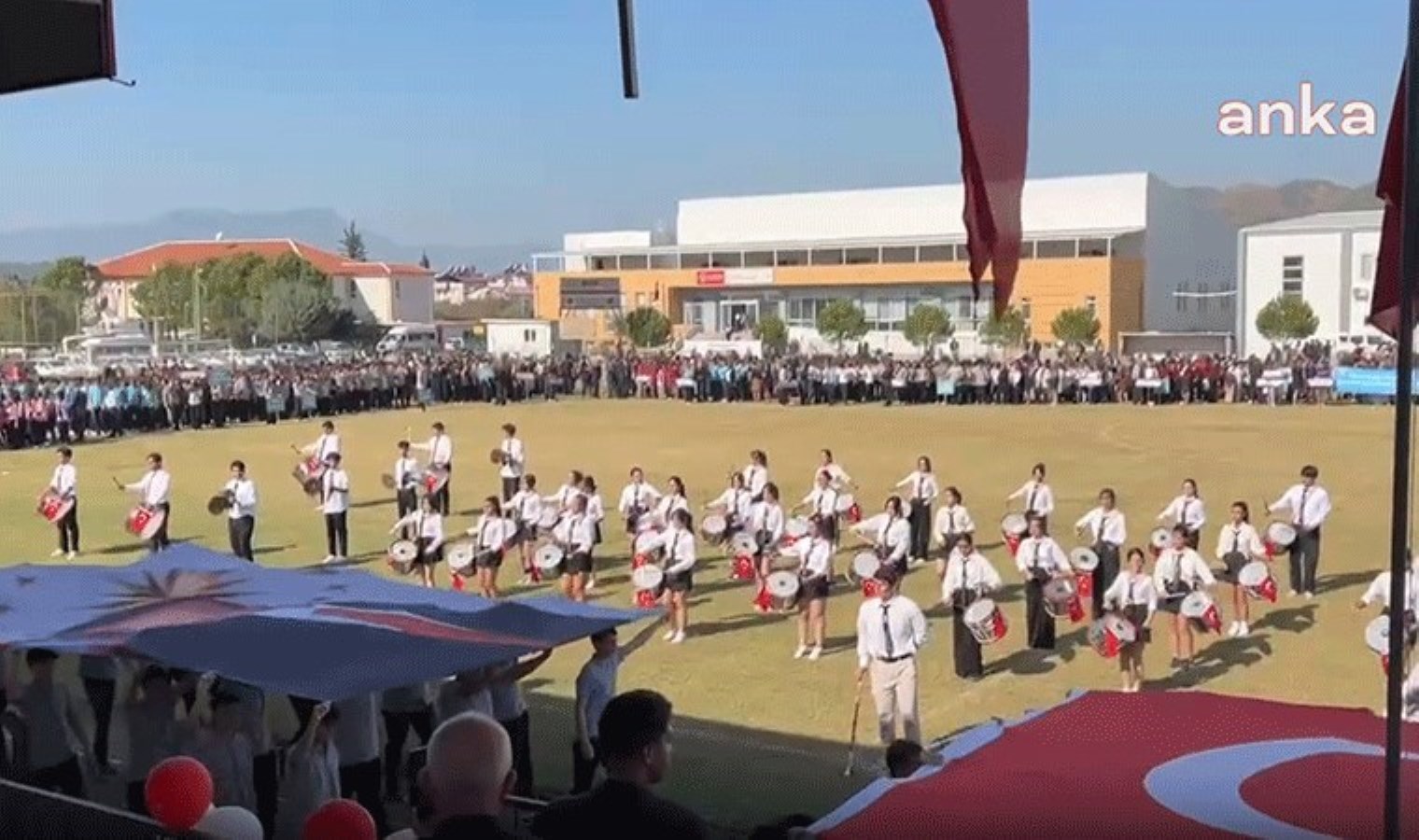 29 Ekim töreninde skandal uygulama: Öğrencilere Atatürk yerine Erdoğan’ın posteri taşıtıldı!