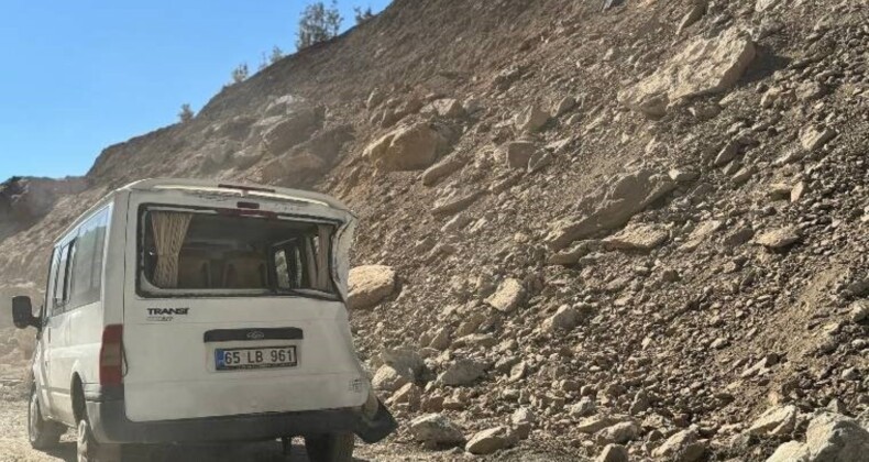 5 kişi içindeydi… Hakkari’de minibüsün üzerine kaya parçaları düştü!