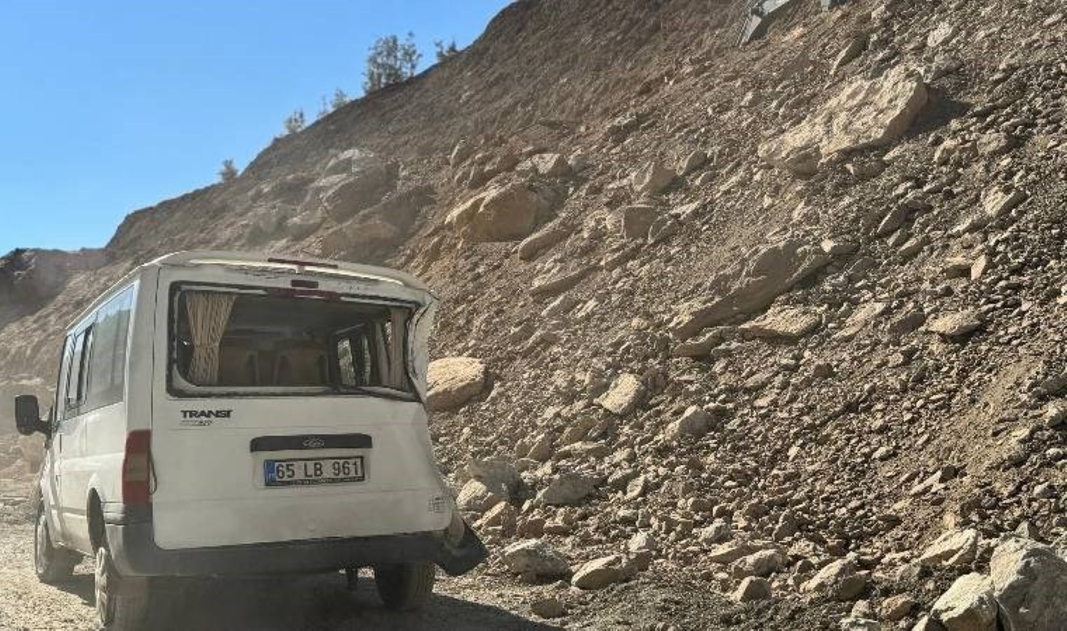 5 kişi içindeydi… Hakkari’de minibüsün üzerine kaya parçaları düştü!