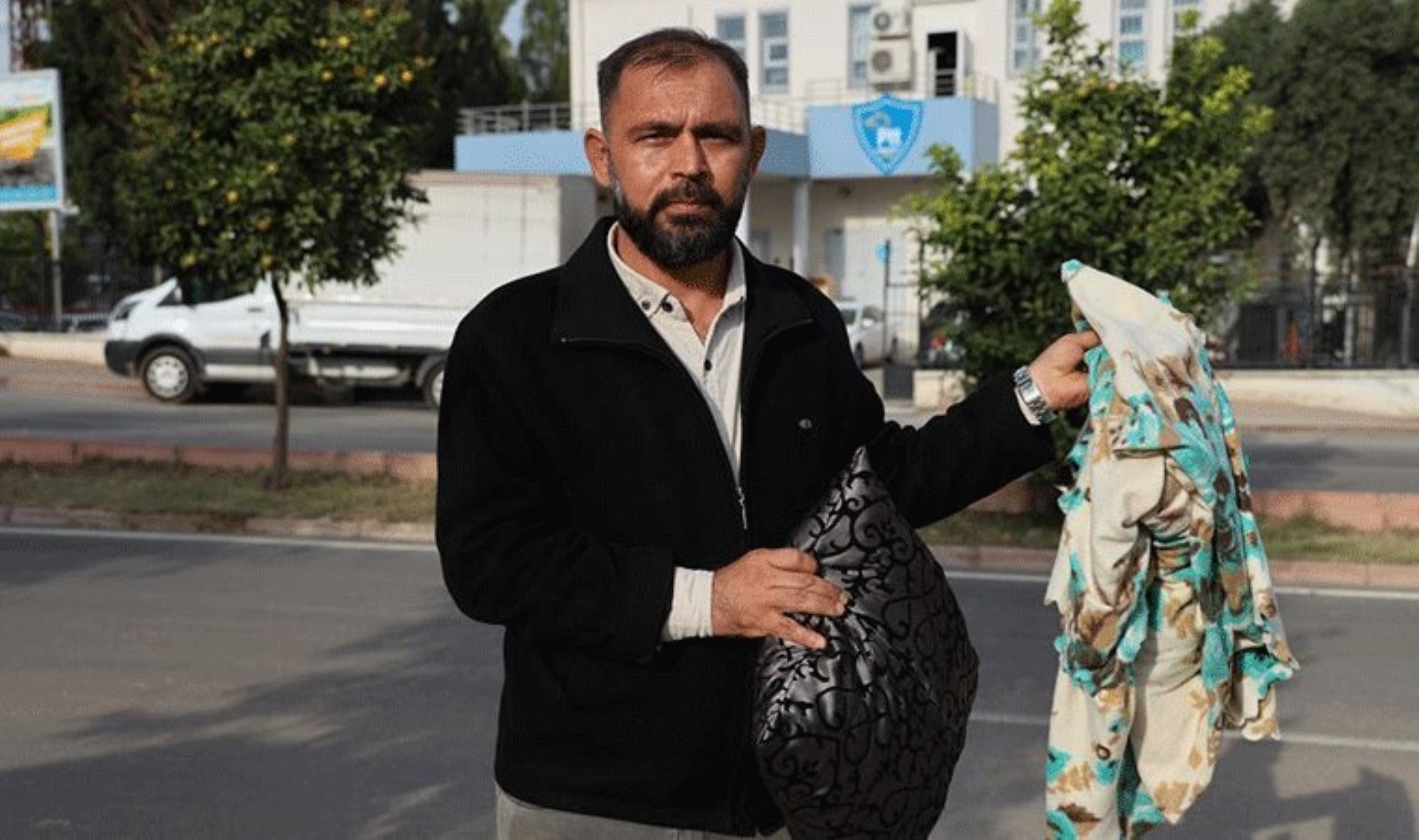 6 Şubat depremlerinde kapatıldı: Muhtardan yastıklı yorganlı ‘PTT’ eylemi