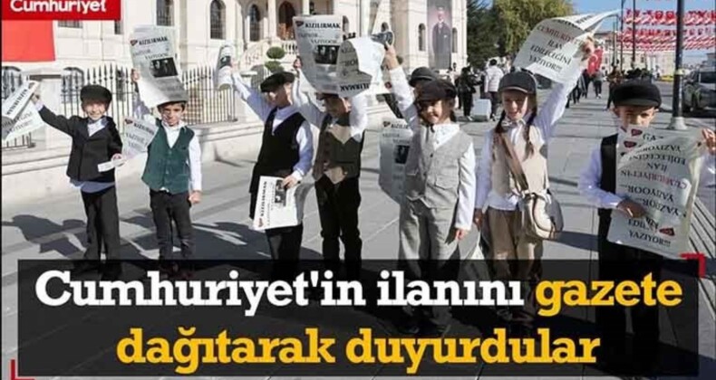 Adanalı minikler Cumhuriyet’in ilanını gazete dağıtarak duyurdu