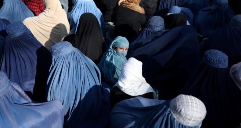 Afgan kadınlarının namaz sırasında ‘birbirlerinin sesini duymaları’ yasaklandı