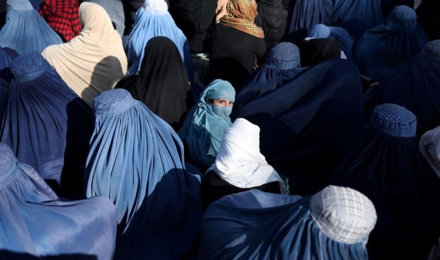 Afgan kadınlarının namaz sırasında ‘birbirlerinin sesini duymaları’ yasaklandı