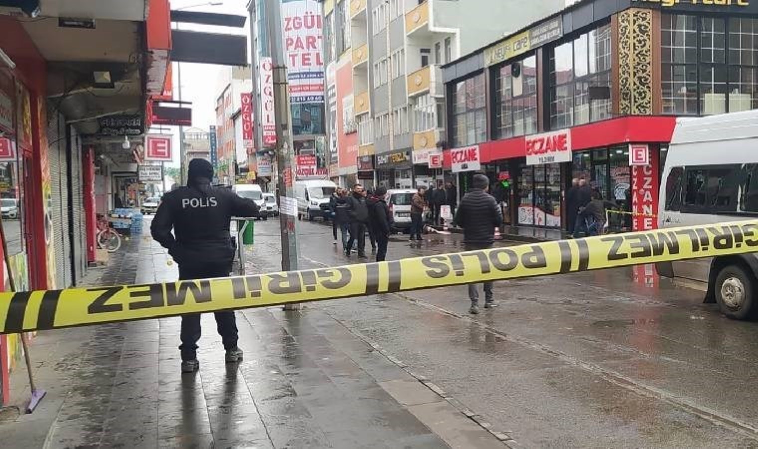 Ağrı’da husumetli aileler minibüsten inip kavga etti: Yaralılar var!